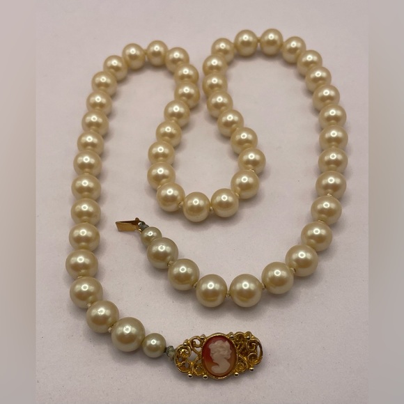 Vintage Strand of Glass Pearls Knotted with Gold Tone Cameo Clasp Unique - Picture 5 of 9